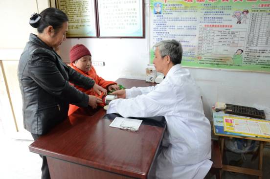 李国光给病人测血压.jpg 916462829654419241