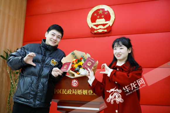 渝中区民政局婚姻登记处,一对新人领证后合影留念。华龙网-新重庆客户端记者 石涛 摄 916462829654401321