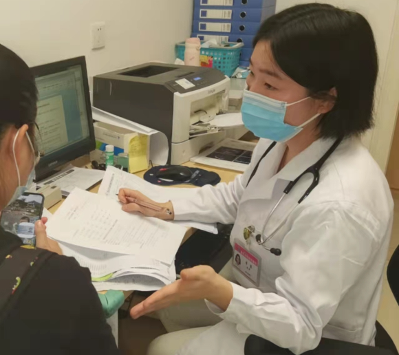 工作中的李容。受访者供图 华龙网-新重庆客户端 发 916462829654401373