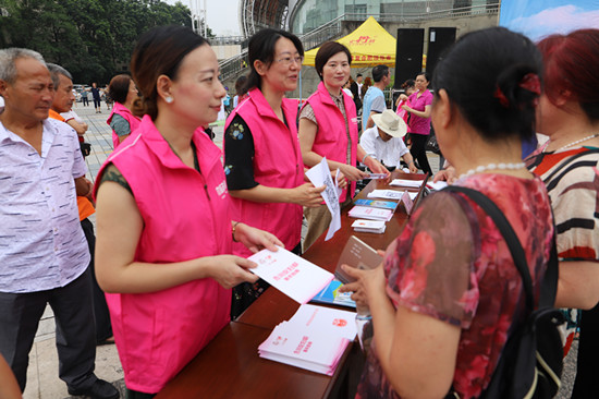 发放宣传资料_副本.jpg 916462829654436597