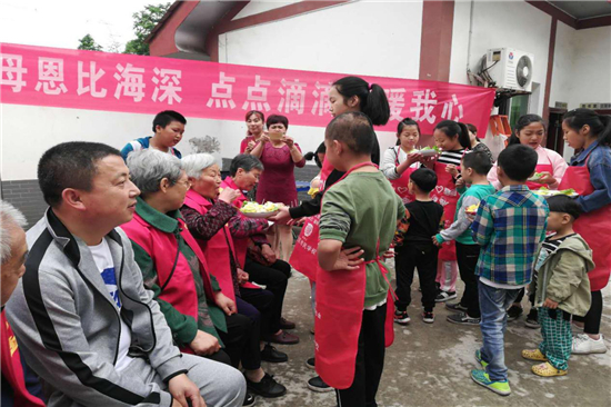 孩子们将自己亲手制作的水果沙拉拼盘送给了妈妈品尝.jpg 916462829654418513