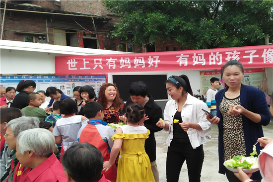 孩子们将自己亲手制作的水果沙拉拼盘送给了妈妈品尝2.jpg 916462829654418515