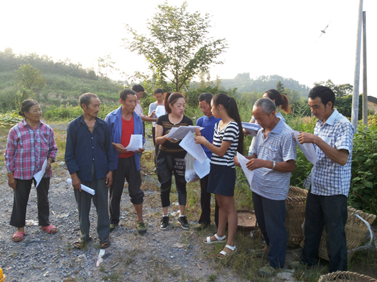 D:\妇联工作siyo\区县采用\20170607\6.7丰都县范淑英家庭荣获2017年度全国“最美家庭”\范淑英正在为贫困户讲解养鸡知识.jpg 916462829654407431