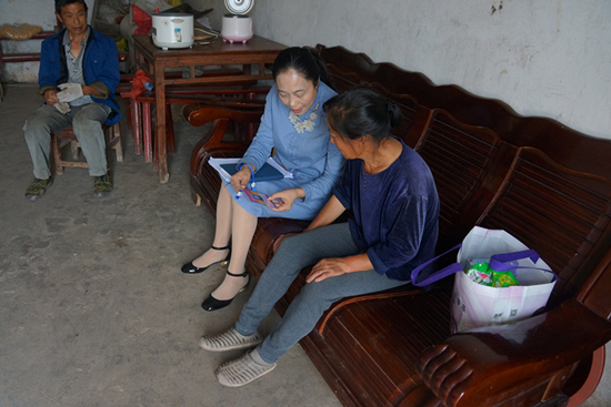 D:\妇联工作siyo\区县采用\20170526\云阳\县妇联主席何红宇为贫困户送结对帮扶胸牌.jpg 916462829654407251