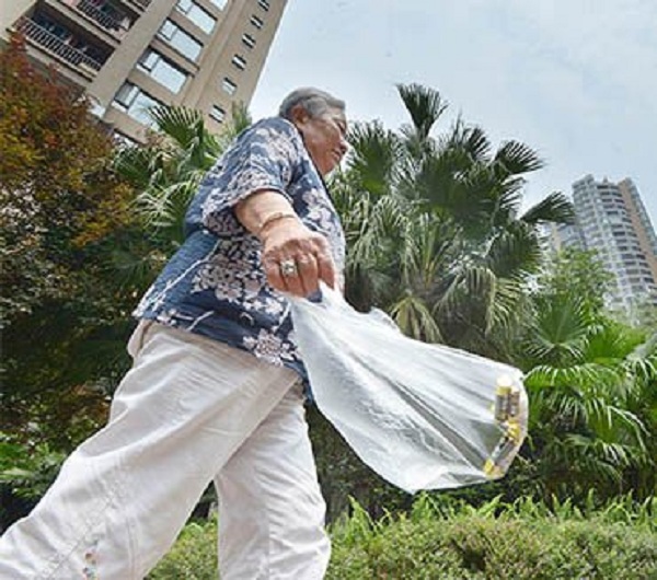 符婆婆捡电池.jpg 916462829654418593