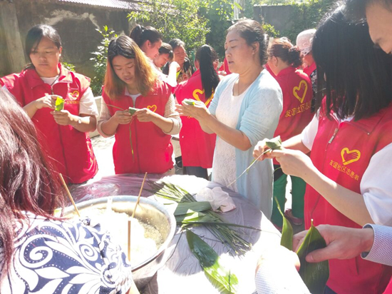 D:\妇联工作siyo\区县采用\端午节\城口:端午粽叶飘香 大爱温暖心田\包粽子.jpg 916462829654407311