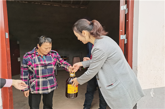 节前送温暖 慰问暖人心 永川区妇联双节走访慰问未脱贫妇女 (8).jpg 916462829654457049