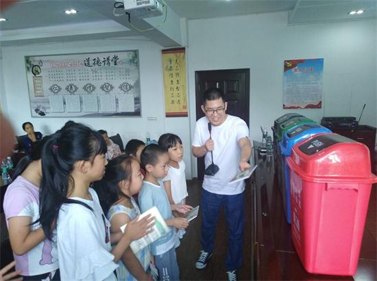 7月30日,腰子口社区联合区科协和城市管理局开展垃圾分类科普活动,近50名辖区青少年和居民代表参与科学环保活动,反响热烈。.jpg 916462829654439433