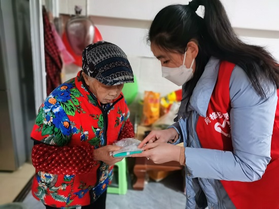 开州区文峰街道南郊社区组织巾帼志愿者入户发放防疫健康包 (1).jpg 916462829654488169