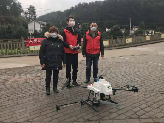 全国最美家庭志愿运用无人机进行消毒_meitu_2.jpg 916462829654482849