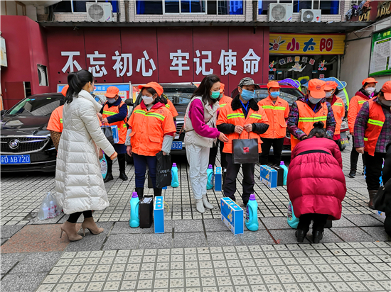 为环卫工人送上慰问物资.jpg 916462829654445463