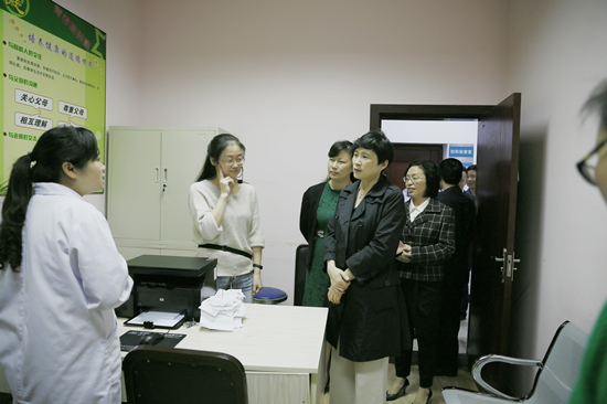 D:\妇联工作siyo\工作动态\两纲之窗(妇儿工委办)\5.5\县妇幼保健院询问婚检情况.jpg 916462829654484113