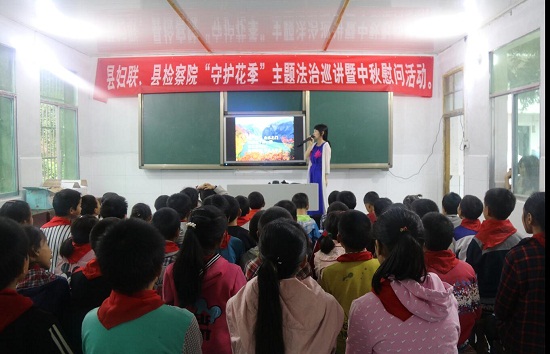 县妇联主席刘芳为孩子上课.jpg 916462829654495247