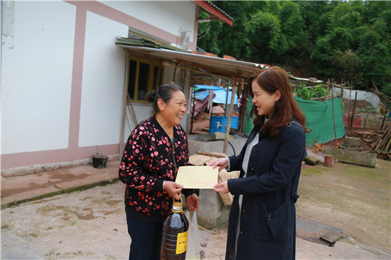 节前送温暖 慰问暖人心 永川区妇联双节走访慰问未脱贫妇女 (5).jpg 916462829654457041