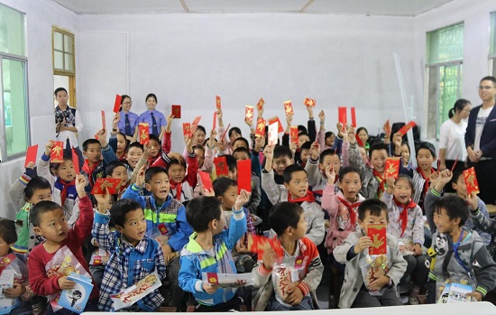 收到红包和月饼的孩子们.jpg 916462829654495253