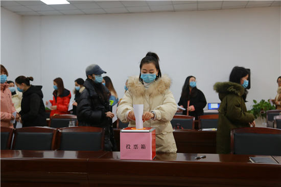 重庆茶山竹海旅游开发有限公司妇女正在进行投票 (12).jpg 916462829654481859