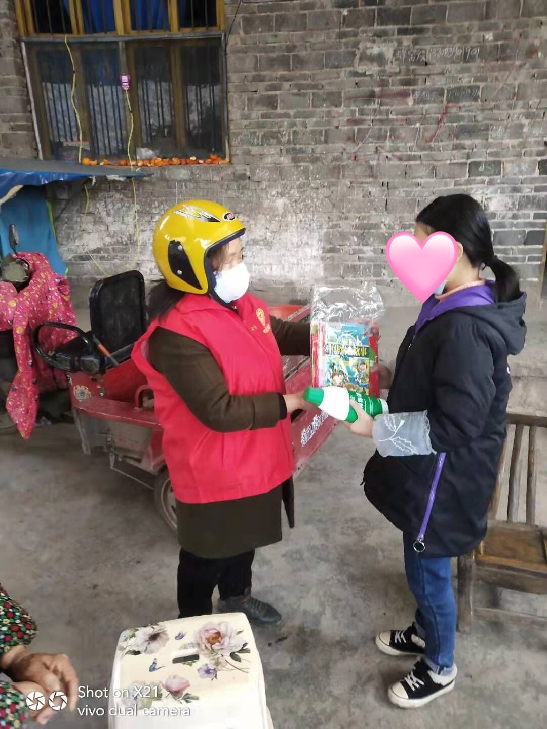 四送活动——竹溪镇妇联干部为儿童送去防护物资.jpg 916462829654484603