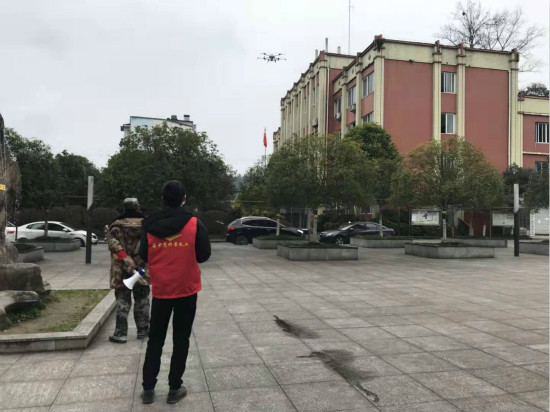 无人机消毒作业中_meitu_3.jpg 916462829654482851