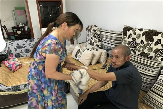 照顾公公起居成谭大姐每天的必做“功课�?(2)_副本.jpg 916462829654442065