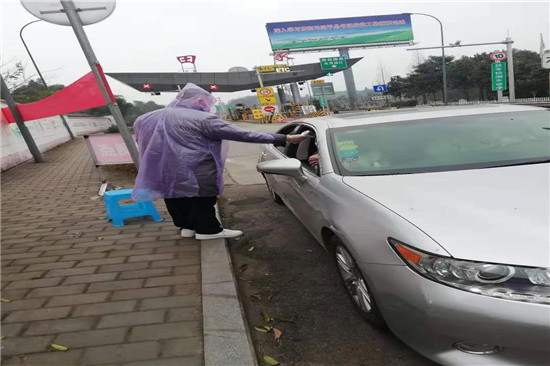 党员挺身冲在�?_副本.jpg 916462829654446901