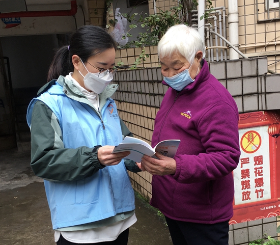 5 寸滩兰溪社区伍发燕在楼栋社区开展疫情防控宣传.jpg 916462829654499759