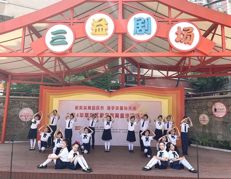 孩子表演