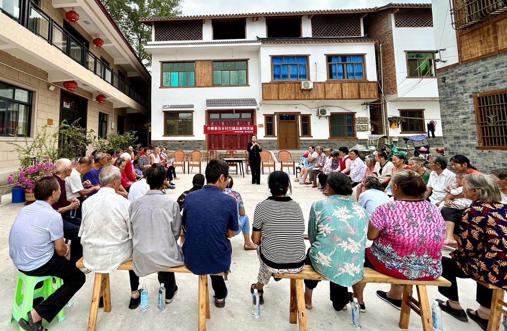 9月29日上午区妇联到屏锦镇万年社区开展巾帼普法行维权宣传活动,陈嘉律师分享身边案件为群众们普法18