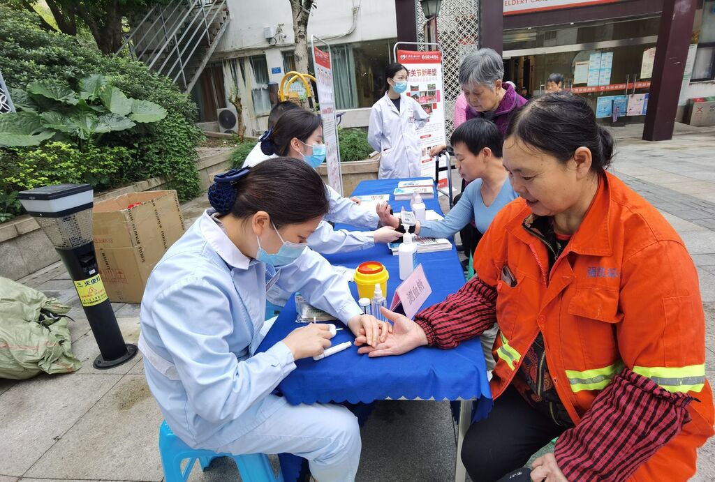 2024年11月5日新一社区医务志愿者为妇女义诊