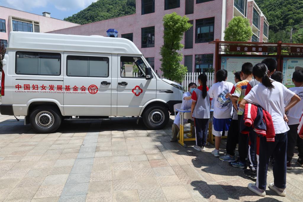 母亲健康快车下乡义诊..