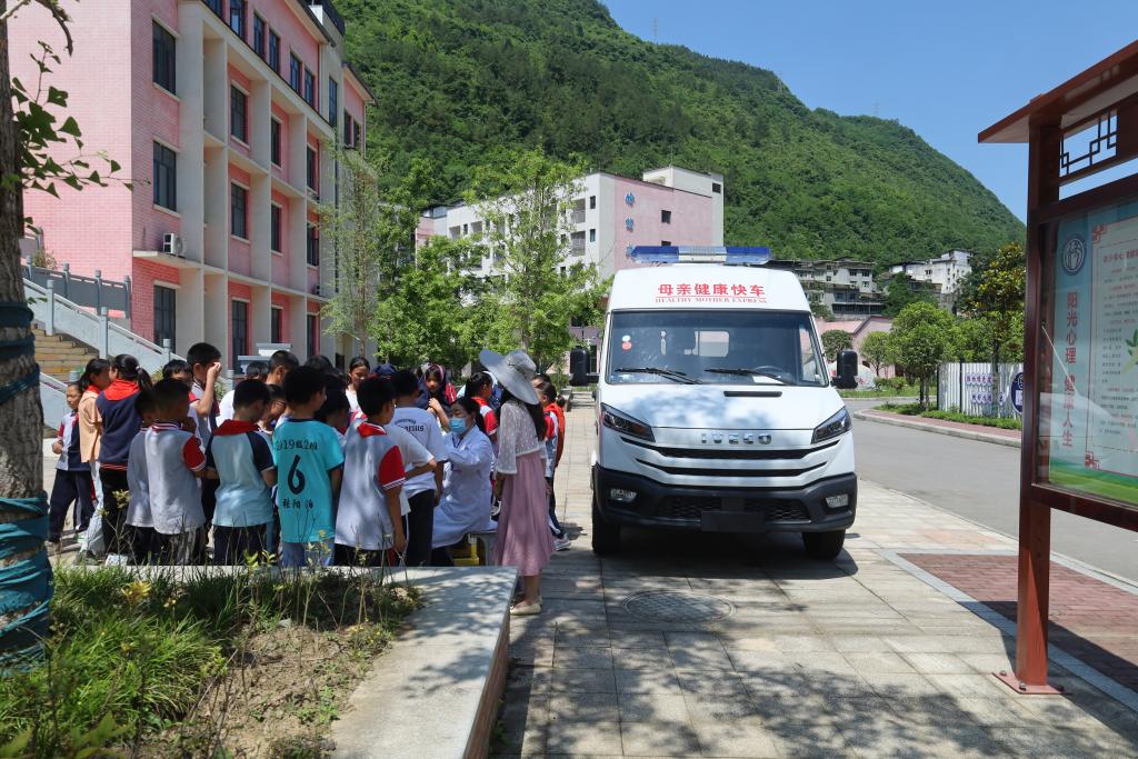 母亲健康快车下乡义诊