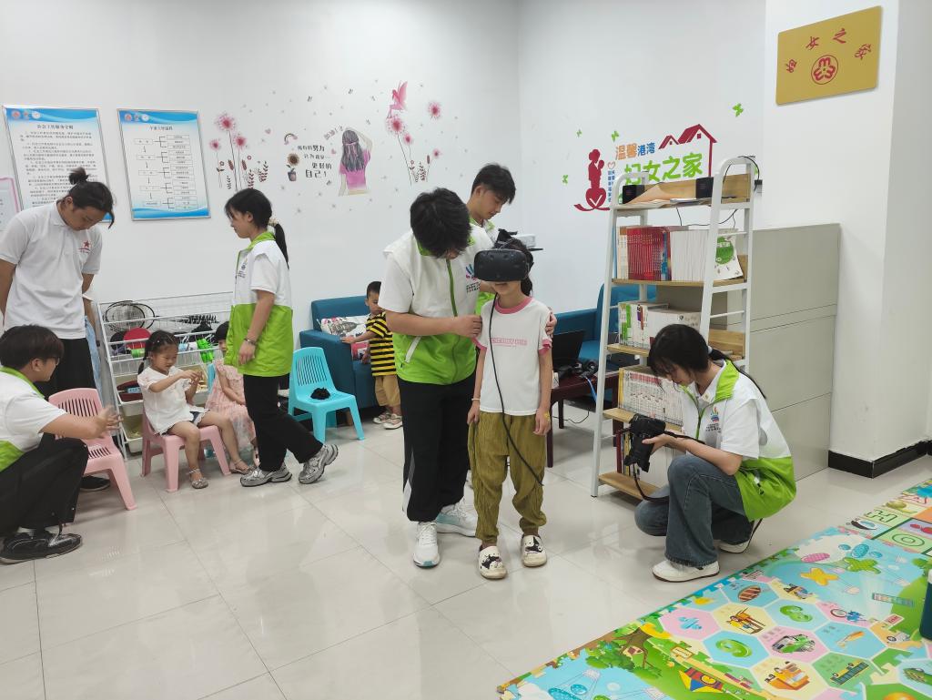 关爱活动走进洛阳溪社区3