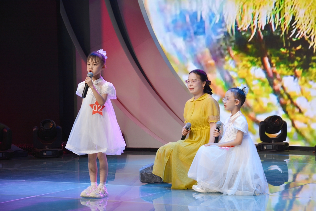 参赛家庭深情地朗诵《我和我的祖国》。  王怡雯摄