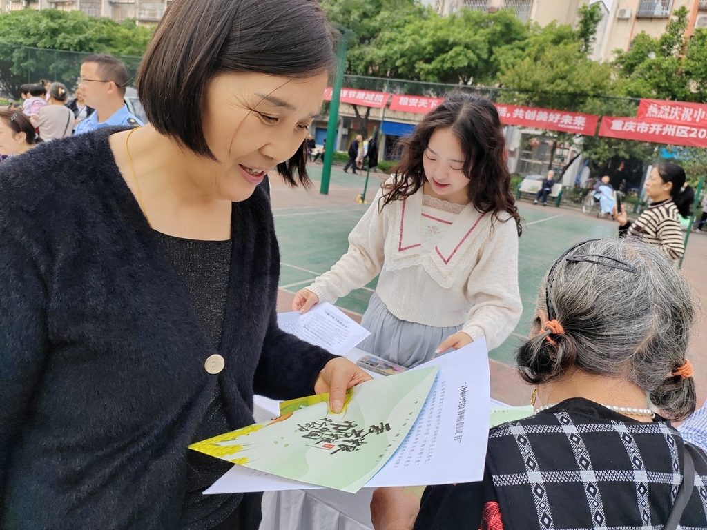 发放节粮海报和倡议书1