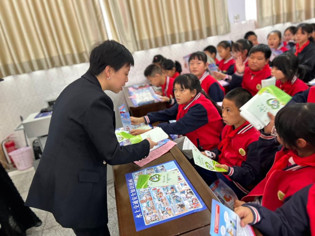 六一法治宣传教育进校园活动16