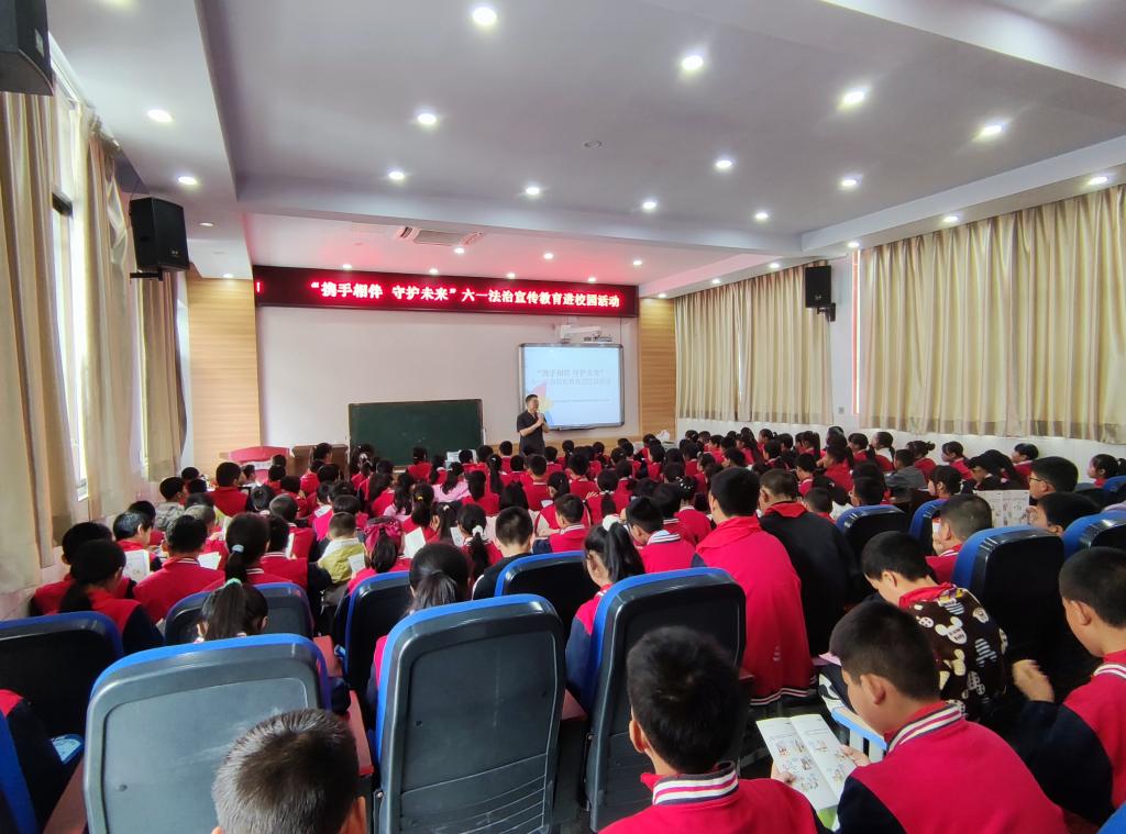 六一法治宣传教育进校园活动1
