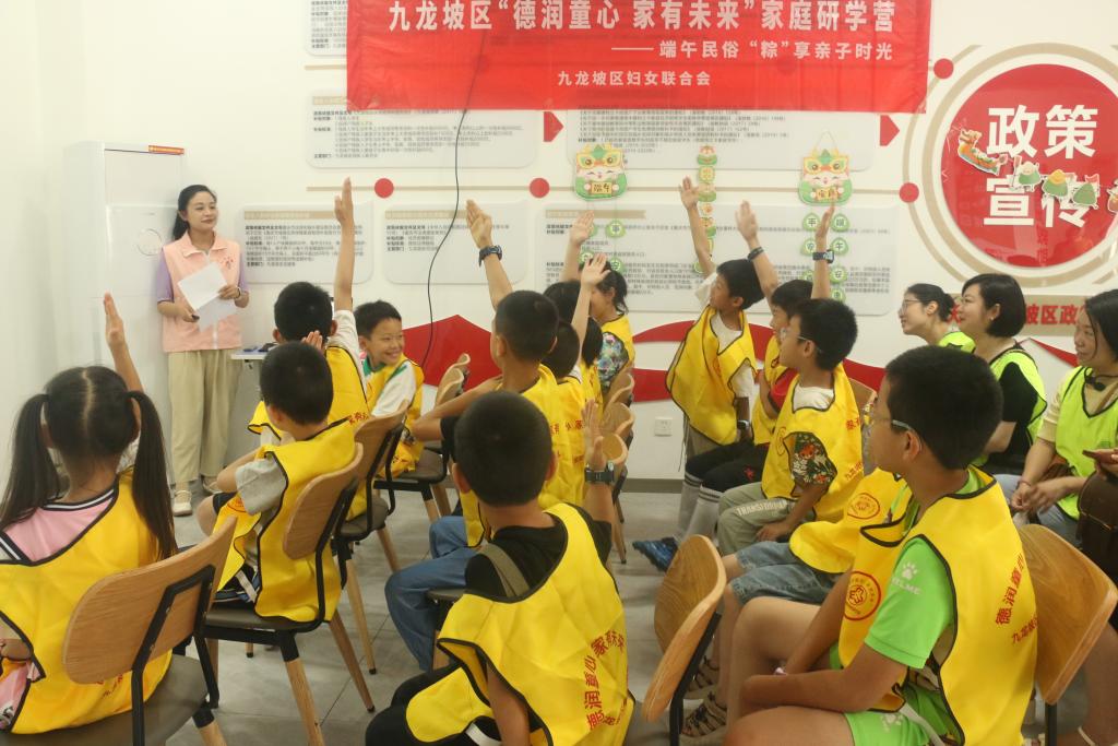 孩子们积极举手回答问题1