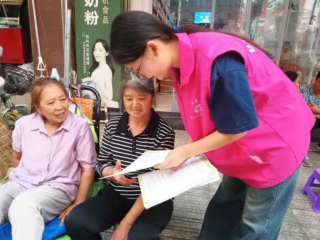 志愿者向居民讲解《家庭教育促进法》