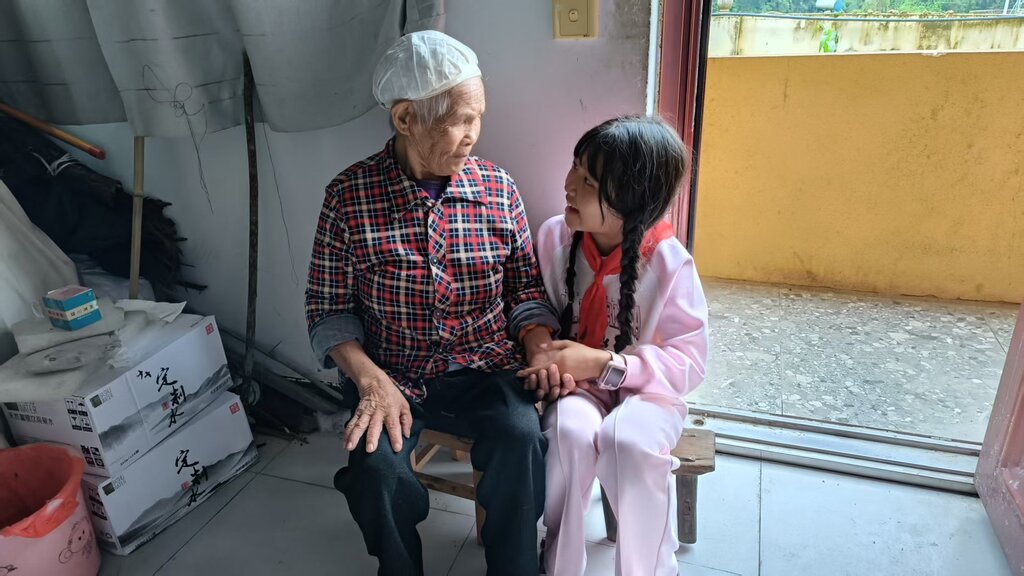 青少年与老人拉家常