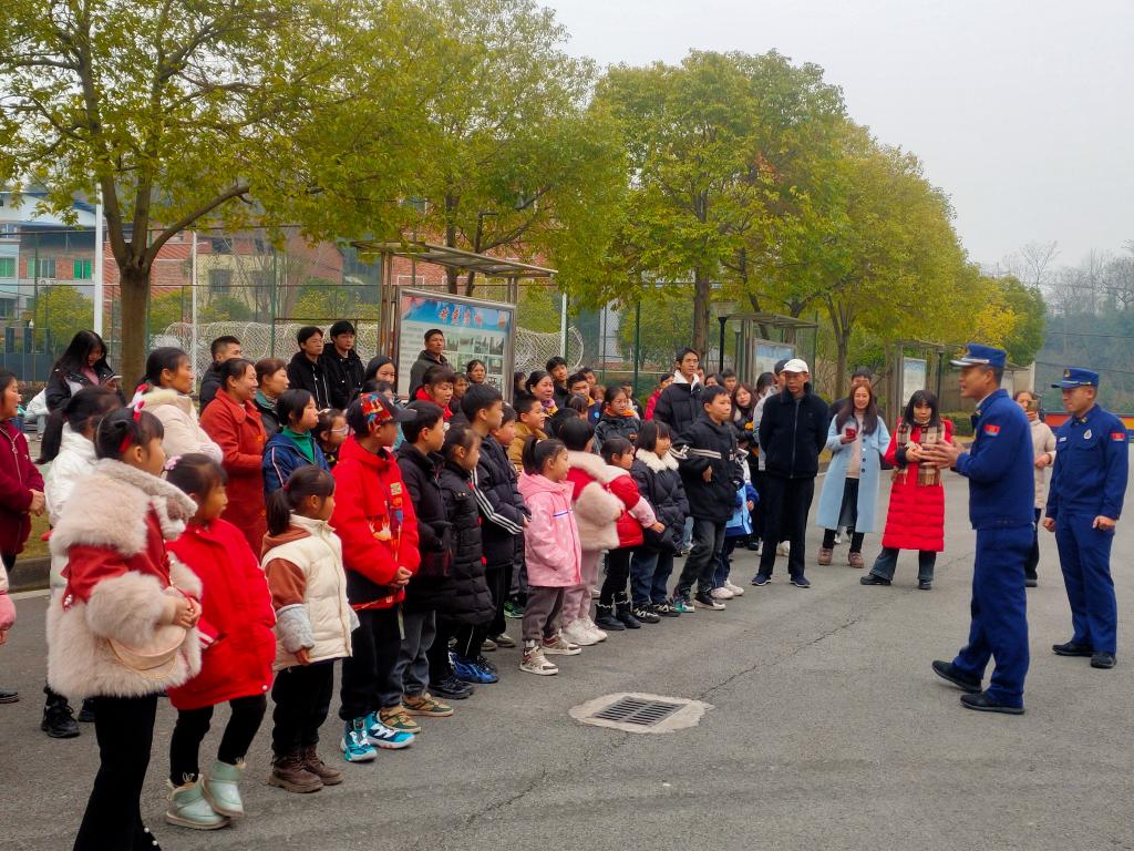 3.桂阳街道开展消防安全体验实践活动