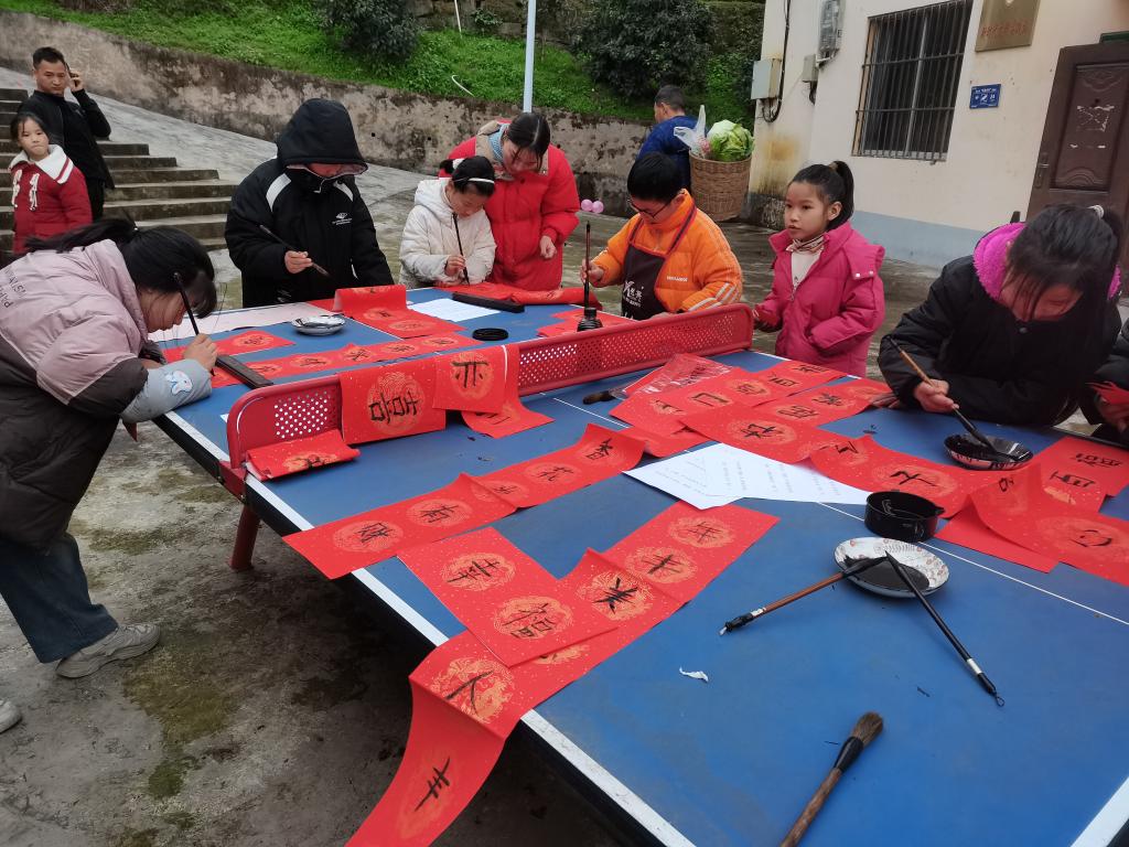 1.长龙镇开展留守儿童写春联