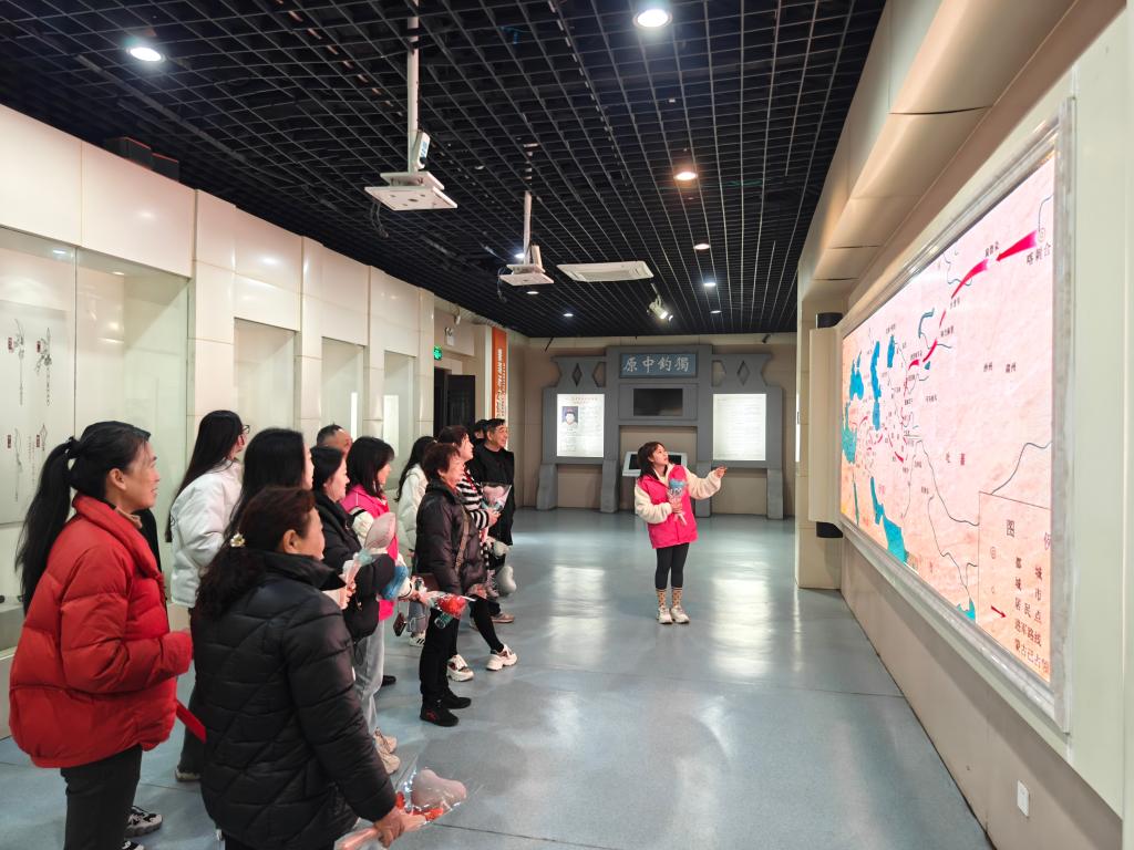 立石子社区参观钓鱼城